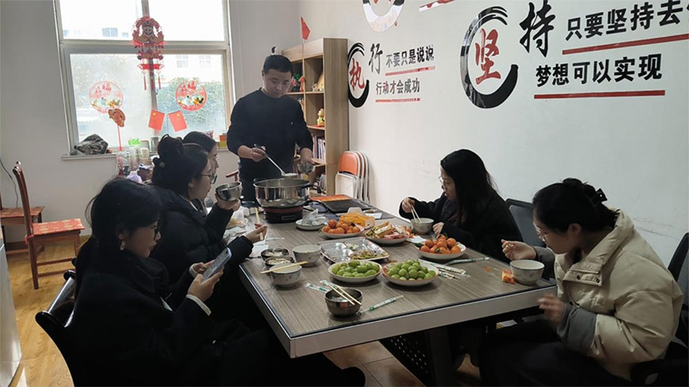 Lyhtyjuhlalounas: Tangyuan ja Team Vibes toimistossa